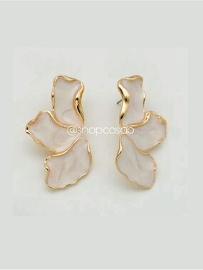 NEW to CASA B💫The Gia Golden Trim Marbled Ivory Resin Petal Dainty Earrings
